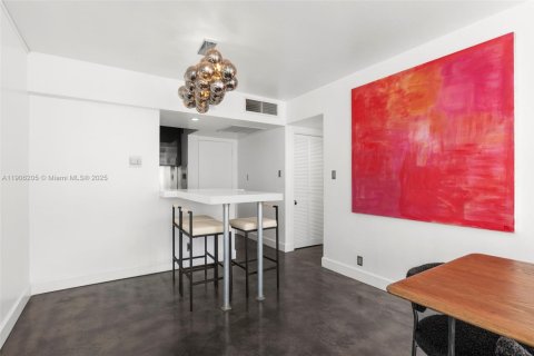 Condo in Miami Beach, Florida, 1 bedroom  № 1956875 - photo 11