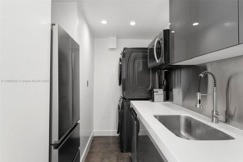 Condo in Miami Beach, Florida, 1 bedroom  № 1956875 - photo 16