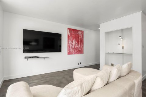 Condo in Miami Beach, Florida, 1 bedroom  № 1956875 - photo 4