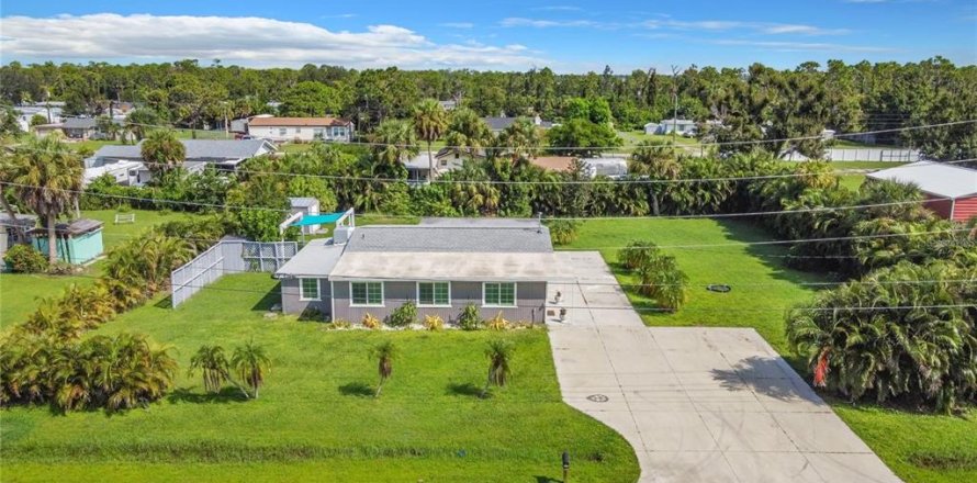 House in Englewood, Florida 4 bedrooms, 134.71 sq.m. № 1563342