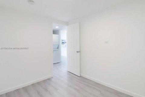 Propiedad comercial en venta en West Palm Beach, Florida, 90.39 m2 № 1991171 - foto 9