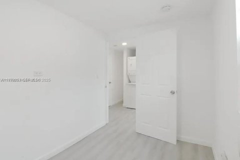 Propiedad comercial en venta en West Palm Beach, Florida, 90.39 m2 № 1991171 - foto 12