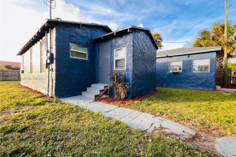 Propiedad comercial en venta en West Palm Beach, Florida, 90.39 m2 № 1991171 - foto 1