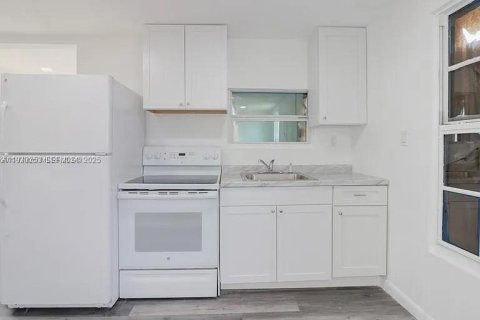 Propiedad comercial en venta en West Palm Beach, Florida, 90.39 m2 № 1991171 - foto 21