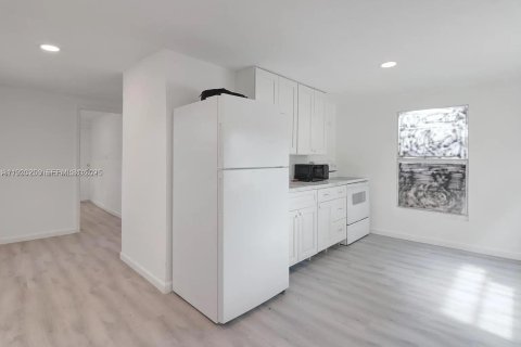 Propiedad comercial en venta en West Palm Beach, Florida, 90.39 m2 № 1991171 - foto 17