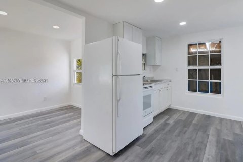 Propiedad comercial en venta en West Palm Beach, Florida, 90.39 m2 № 1991171 - foto 22