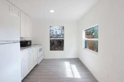 Propiedad comercial en venta en West Palm Beach, Florida, 90.39 m2 № 1991171 - foto 16