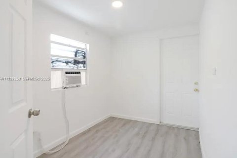 Propiedad comercial en venta en West Palm Beach, Florida, 90.39 m2 № 1991171 - foto 13