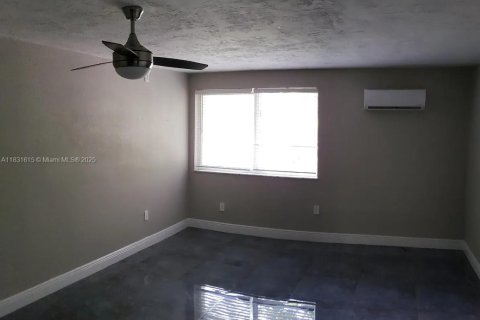 Apartment in Miami, Florida 1 bedroom, 696.4 sq.m. № 1981394 - photo 4