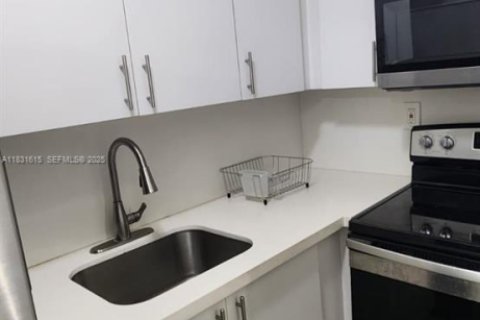 Apartment in Miami, Florida 1 bedroom, 696.4 sq.m. № 1981394 - photo 12