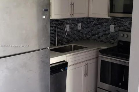 Apartment in Miami, Florida 1 bedroom, 696.4 sq.m. № 1981394 - photo 2