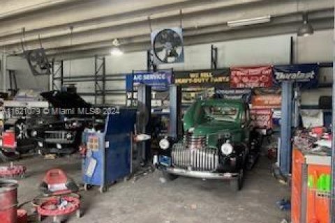 Купить коммерческую недвижимость в Майами, Флорида № 1984955 - фото 8