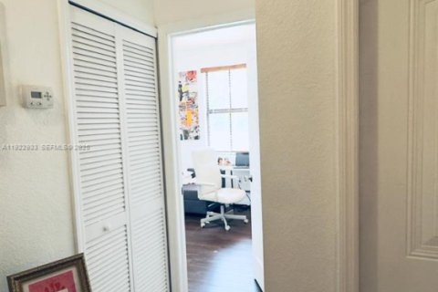 Casa en venta en Miami, Florida, 3 dormitorios, 142.51 m2 № 1977459 - foto 10