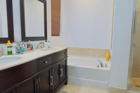 Casa en venta en Miami, Florida, 3 dormitorios, 142.51 m2 № 1977459 - foto 8