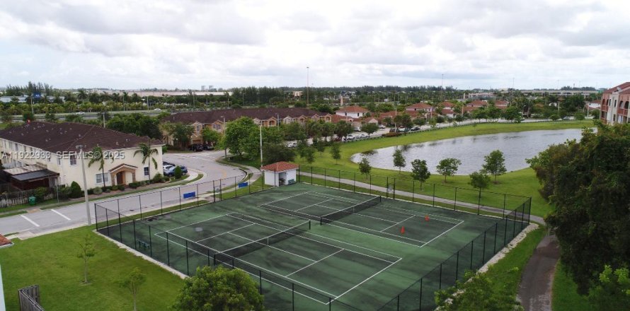 House in Miami, Florida 3 bedrooms, 142.51 sq.m. № 1977459