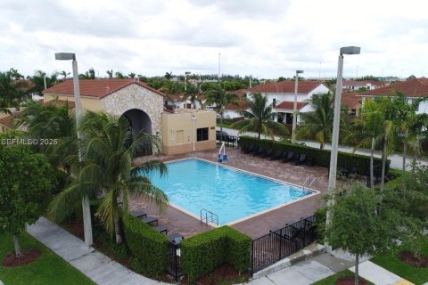 House in Miami, Florida 3 bedrooms, 142.51 sq.m. № 1977459 - photo 2