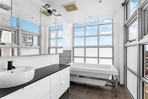 Condo in Miami, Florida, 2 bedrooms  № 1874365 - photo 12