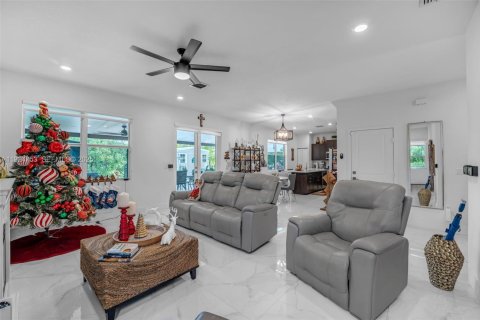Casa en venta en Miami, Florida, 4 dormitorios, 204.76 m2 № 1984392 - foto 10