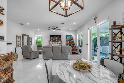 Casa en venta en Miami, Florida, 4 dormitorios, 204.76 m2 № 1984392 - foto 15