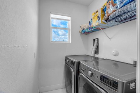 Casa en venta en Miami, Florida, 4 dormitorios, 204.76 m2 № 1984392 - foto 16