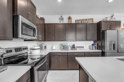 Casa en venta en Miami, Florida, 4 dormitorios, 204.76 m2 № 1984392 - foto 13