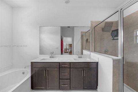 Casa en venta en Miami, Florida, 4 dormitorios, 204.76 m2 № 1984392 - foto 20