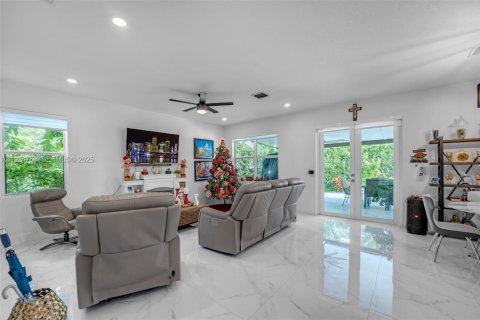 Casa en venta en Miami, Florida, 4 dormitorios, 204.76 m2 № 1984392 - foto 9