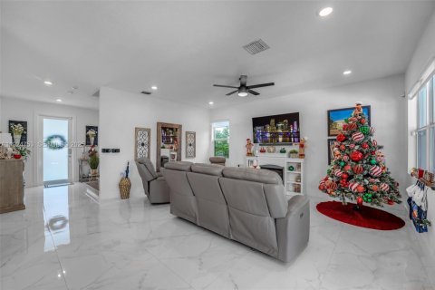 Casa en venta en Miami, Florida, 4 dormitorios, 204.76 m2 № 1984392 - foto 8