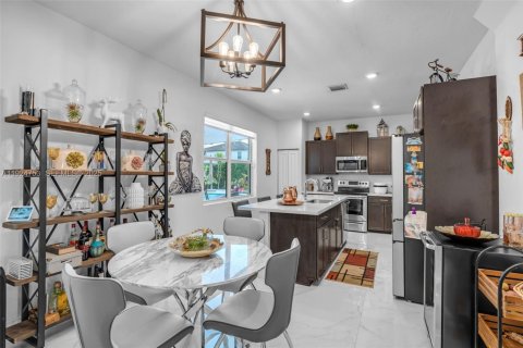 Casa en venta en Miami, Florida, 4 dormitorios, 204.76 m2 № 1984392 - foto 11