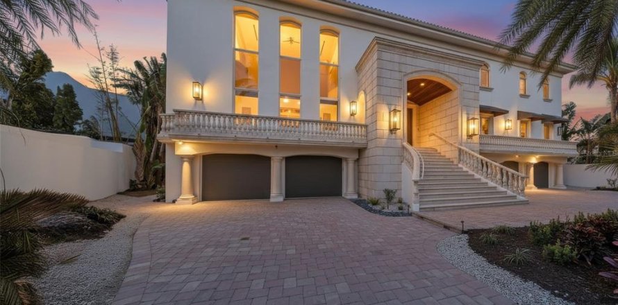 House in Sarasota, Florida 6 bedrooms, 659.51 sq.m. № 2121739