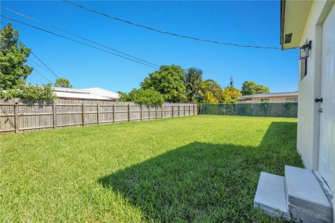 House in Miami, Florida 3 bedrooms, 108.23 sq.m. № 2035597 - photo 20