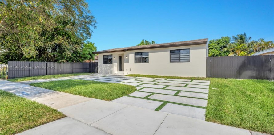 House in Miami, Florida 3 bedrooms, 108.23 sq.m. № 2035597