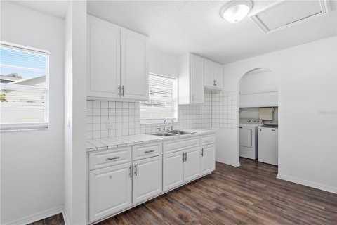 Casa en venta en Brandon, Florida, 5 dormitorios, 254.18 m2 № 2221182 - foto 27