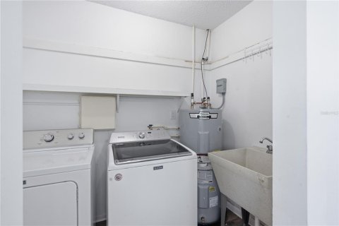 Casa en venta en Brandon, Florida, 5 dormitorios, 254.18 m2 № 2221182 - foto 28