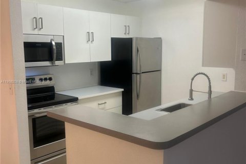 Condo in Pompano Beach, Florida, 2 bedrooms  № 1965086 - photo 5