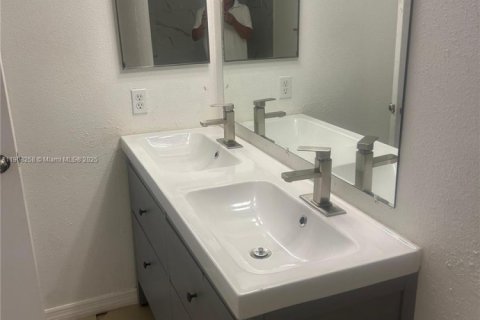 Condo in Pompano Beach, Florida, 2 bedrooms  № 1965086 - photo 8