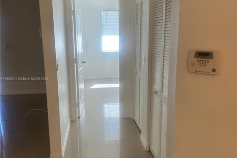 Condo in Pompano Beach, Florida, 2 bedrooms  № 1965086 - photo 1