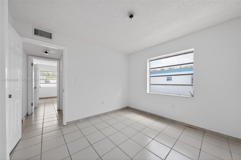 Купить кондоминиум в Майами, Флорида 2 спальни, 72м2, № 2242203 - фото 11