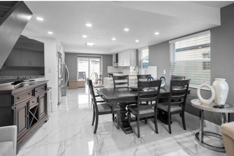 Touwnhouse à vendre à Hialeah, Floride: 3 chambres, 97.83 m2 № 2264085 - photo 13