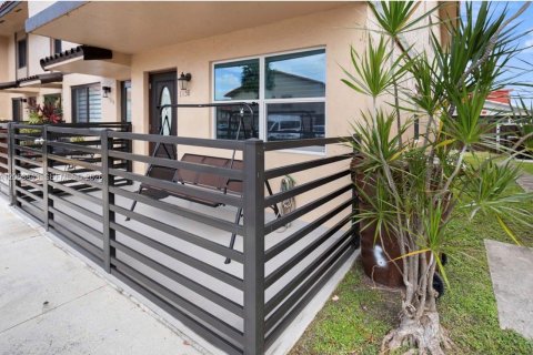 Touwnhouse à vendre à Hialeah, Floride: 3 chambres, 97.83 m2 № 2264085 - photo 4
