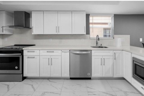 Touwnhouse à vendre à Hialeah, Floride: 3 chambres, 97.83 m2 № 2264085 - photo 10