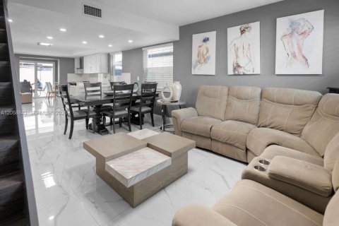 Touwnhouse à vendre à Hialeah, Floride: 3 chambres, 97.83 m2 № 2264085 - photo 3