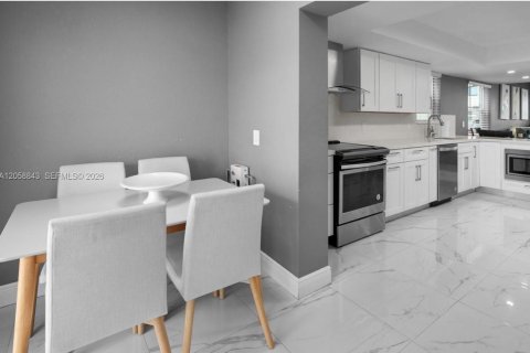 Touwnhouse à vendre à Hialeah, Floride: 3 chambres, 97.83 m2 № 2264085 - photo 14