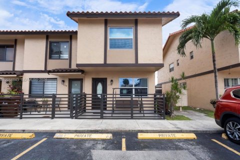 Touwnhouse à vendre à Hialeah, Floride: 3 chambres, 97.83 m2 № 2264085 - photo 2