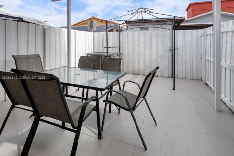 Touwnhouse à vendre à Hialeah, Floride: 3 chambres, 97.83 m2 № 2264085 - photo 16