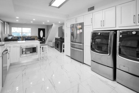 Touwnhouse à vendre à Hialeah, Floride: 3 chambres, 97.83 m2 № 2264085 - photo 12