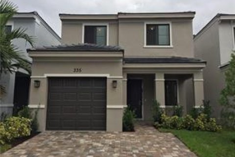 House in Pompano Beach, Florida 3 bedrooms, 134.34 sq.m. № 2387937 - photo 1