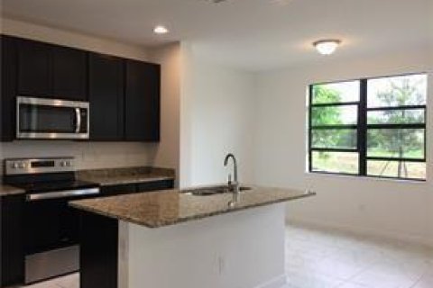 House in Pompano Beach, Florida 3 bedrooms, 134.34 sq.m. № 2387937 - photo 4