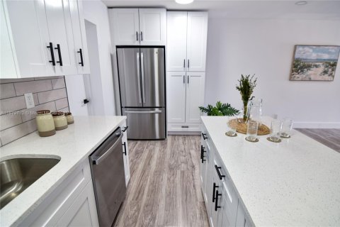 House in Fort Lauderdale, Florida 5 bedrooms, 131.18 sq.m. № 1925510 - photo 4