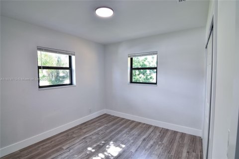 House in Fort Lauderdale, Florida 5 bedrooms, 131.18 sq.m. № 1925510 - photo 15